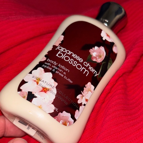 Bath & Body Works Japanese Cherry Blossom Lotion - Red & Cream - Picture 4 of 4